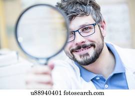 optometrist, segurando, lupa