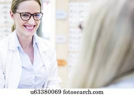 optometrist, tentando, óculos, mulher