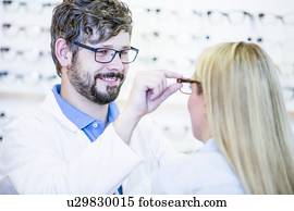 optometrist, tentando, óculos, mulher