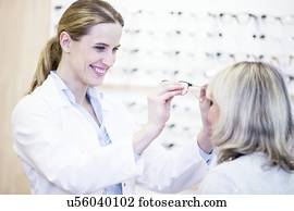 optometrist, tentando, óculos, mulher