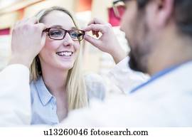 optometrist, tentando, óculos, mulher