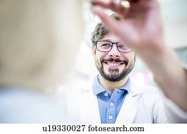 optometrist, tentando, óculos, mulher