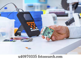 pessoa, segurando, um, circuito eletrônico, board.