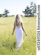 mulher caminhando, em, prado