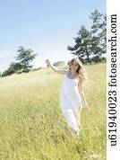 mulher caminhando, em, prado