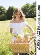 mulher, em, prado, com, bicicleta