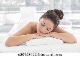 mulher, mentindo, ligado, toalha, em, spa