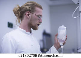 radiologist, segurando, solução, garrafa