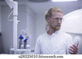 radiologist, segurando, solução, garrafa