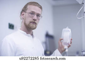 radiologist, segurando, solução, garrafa