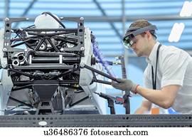 engenheiro, usando, augmented, realidade, headset, para, 'see', partes, posição, ligado, car, em, montagem, imagem composta, mostrando, cad, desenho, de, parte, em, robótica, pesquise facilidade