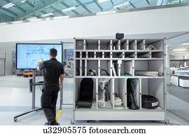 engenheiro, usando, inteligência artificial, ajuda, escolher, partes, para, produto, montagem, em, robótica, pesquise facilidade