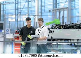 engenheiros, com, tablete digital, e, robô, inspeccionando, car, em, robótica, pesquise facilidade