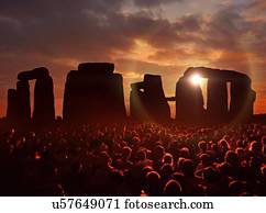 ilustração, de, um, reunião, de, pessoas, frente, de, stonehenge, em, wiltshire, reino unido, durante, sunset.