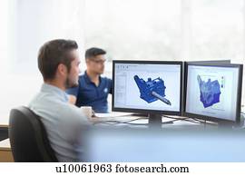 engenheiros, desenhando, gearboxes, usando computador, ajudado, desenho, (CAD), software, em, gearbox, fábrica