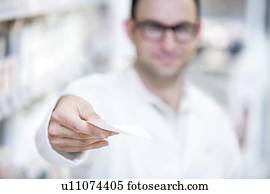 farmacêutico, mostrando, prescrição, em, pharmacy.