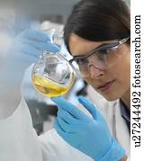 cientista, examinando, um, solução, em, um, laboratório, frasco, durante, um, experiment.