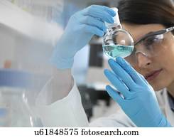 cientista, examinando, um, solução, em, um, laboratório, frasco, durante, um, experiment.