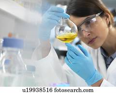 cientista, examinando, um, solução, em, um, laboratório, frasco, durante, um, experiment.