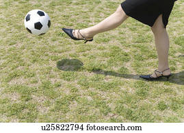 executiva, chutando, um, bola, partes corpo