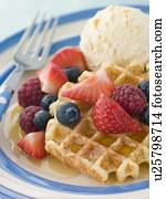 doce, waffles, com, bagas, sorvete, e, xarope