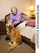 idoso, caucasiano, mulher, e, cão, em, dela, quarto, em, comunidade aposentadoria, center.