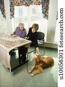 idoso, caucasiano, mulher, e, filha, pôr, quebra-cabeça, junto, aposentadoria, comunidade, center., com, animal estimação, cão, em, seu, side.