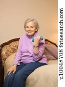 idoso, caucasiano, mulher, em, dela, quarto, em, comunidade aposentadoria, centro, pesos erguendo, para, fortificar, arms.