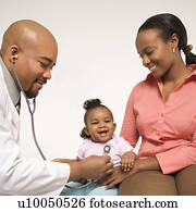 macho africano-americano, pediatra, examinando, menina bebê, sendo, segurado, por, mother.