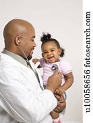 macho africano-americano, pediatra, segurando, e, examinating, menina bebê, com, stethoscope.