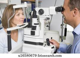 optometrist, em, quarto exam, com, mulher, cadeira