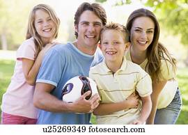 família, ficar, ao ar livre, segurando, voleibol, sorrindo