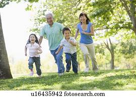 avós, executando, com, grandchildren.