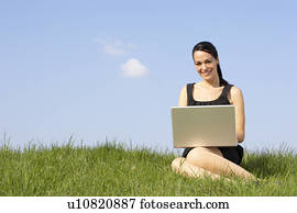 mulher usa computador portátil, ao ar livre, em, verão, campo