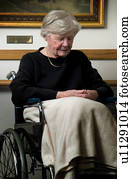 oude vrouw, in, wheelchair