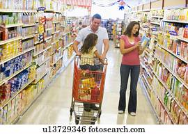 mãe pai, com, filha jovem, shopping, em, a, mercearia, store.