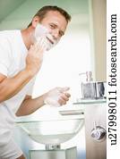 homem, em, banheiro, raspar