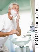 homem, em, banheiro, raspar