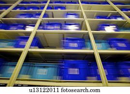 Almacén, estantes, apilado, con, pequeño, cajas Foto | u20245574