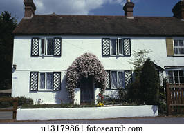 Exterior:, weißer ziegelstein, traditionelle, kolonial, eigenheim, mit