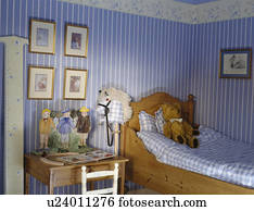 Gestreifte tapete, und, kiefer, garderobe, in, grauer, schalfzimmer