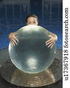 frau, mit, wasser, erdball, in, pool. frau, mit, wasser, erdball, in, pool.