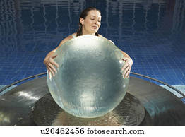 frau, mit, wasser, erdball, in, pool. frau, mit, wasser, erdball, in, pool.