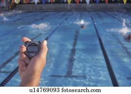 treinador, cronometrando, nadadores