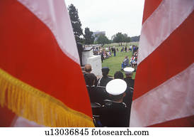dia veterano, cerimônia, Glimpsed, através, bandeiras, Veteran's, cemitério nacional