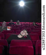 junger mann, schlafend, in, kino junger mann, schlafend, in, kino