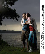 homem mulher, ficar chuva