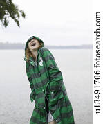 mulher, com, raincoat, ligado, chuva