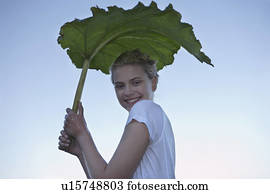 mulher jovem, sheltering, de, rain.