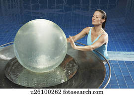 frau, mit, wasser, erdball, in, pool. frau, mit, wasser, erdball, in, pool.